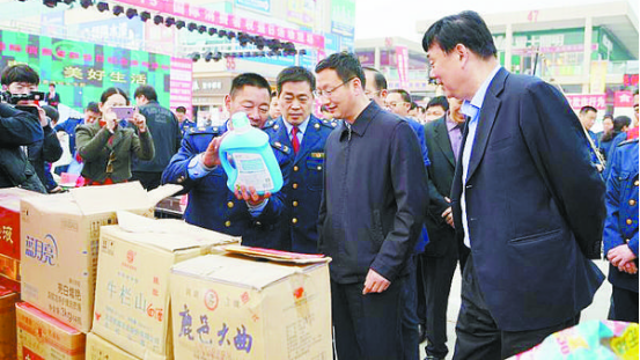 項(xiàng)城市消協(xié)、市工商局舉行國(guó)際消費(fèi)者權(quán)益日宣傳活動(dòng)