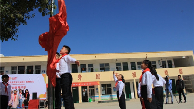 周口留守兒童的國慶節(jié)：敬隊(duì)禮、升國旗