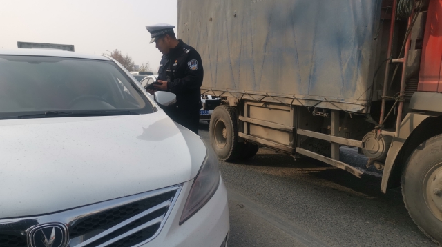 周口限行第一天，交警蜀黍上路勸返近百輛車