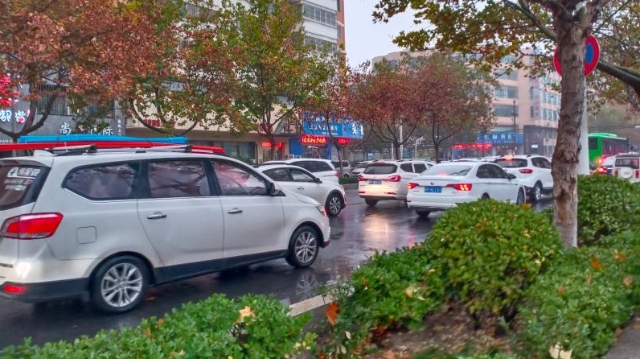 雨中道路擁堵，市民可繞行！